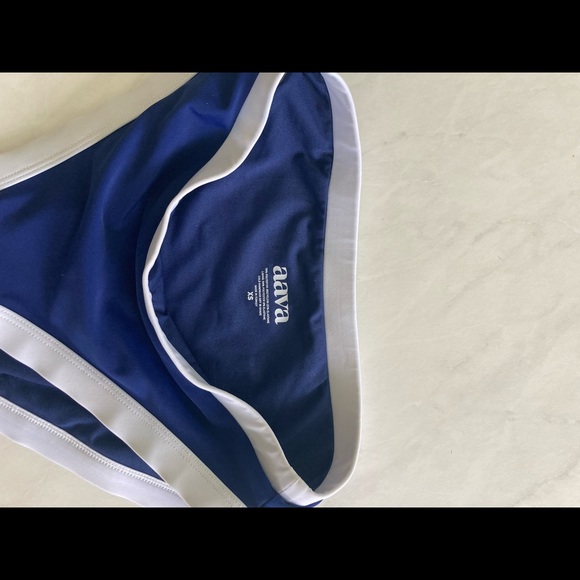 Crop Top Bikini - Picture 4 of 10